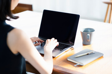 パソコンを使用する女性の手元