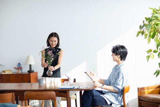 自宅で趣味を楽しむ男女