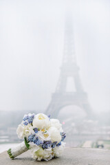 Fototapeta na wymiar Brautstrauss zur Hochzeit vor der Kulisse des Eifelturms in Paris vertikal