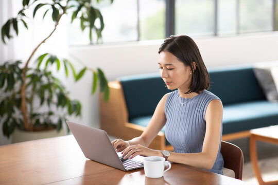 リビングでパソコンをする女性