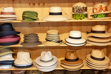 Gruppe von Damen- und Herrenh&uuml;ten in Holzregal gestapelt