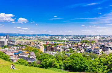 青空が広がる郊外の住宅地