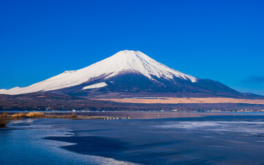 山中湖から眺める冬の富士山