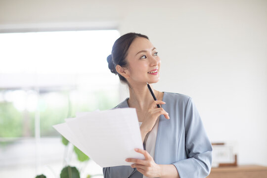 書類を持つビジネスウーマン