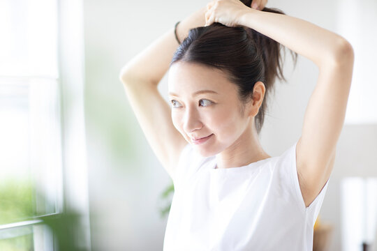 髪の毛をまとめる女性