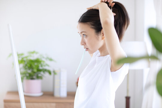 髪の毛をまとめる女性