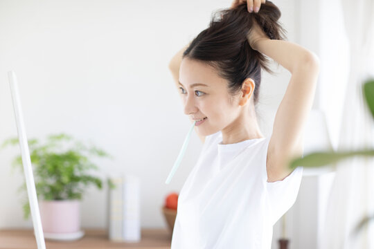 髪の毛をまとめる女性