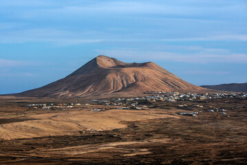 Vista de la montaña Caima cerca del pueblo de Villaverde, en el municipio de La Oliva, Fuerteventura, Islas Canarias, España
