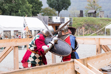 Personnes pratiquant le béhourd