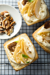 Pies with pear, figs and cream