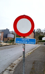 Panneau de sens interdit excepté circulation locale
