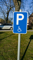 Panneau d'emplacement de parking pour handicap&eacute;s
