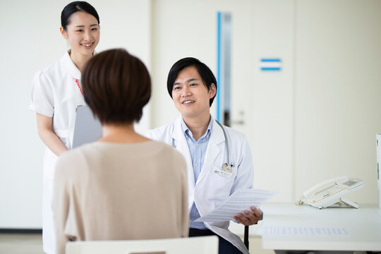 診察室の患者と医師