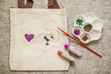 Draw a heart on the bag and paint