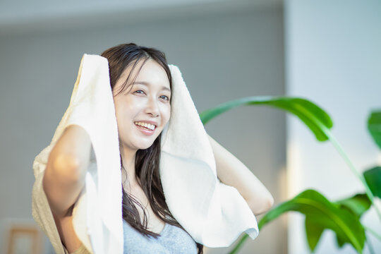 タオルで髪を乾かす女性