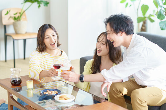 ホームパーティーを楽しむ男女