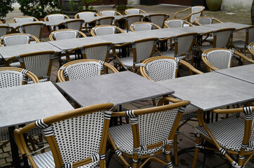 Tables et chaises d'une terrasse de café vide