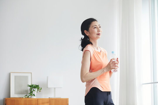 リビングで運動をする女性