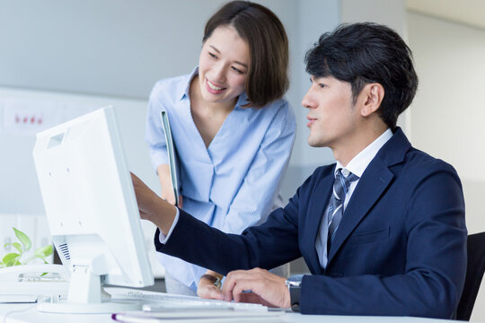 モニターを見る男女のビジネスマン