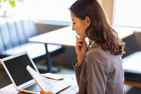 資料を確認するビジネスウーマン