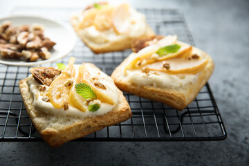 Pies with pear, figs and cream