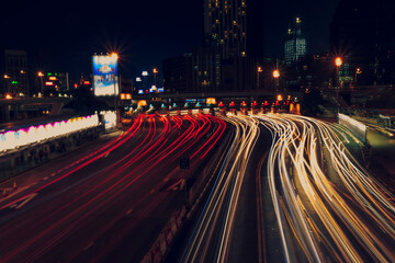 Rozmycie ruch drogowy samochody nocą w wielkim mieście