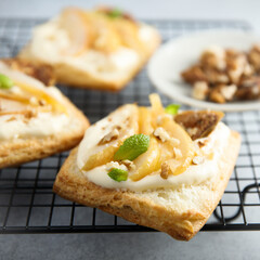 Pies with pear, figs and cream