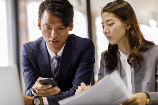 会議中のビジネス男女