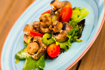Champignons marinated in soy sauce with balsamic, baked in the oven and served with vegetables