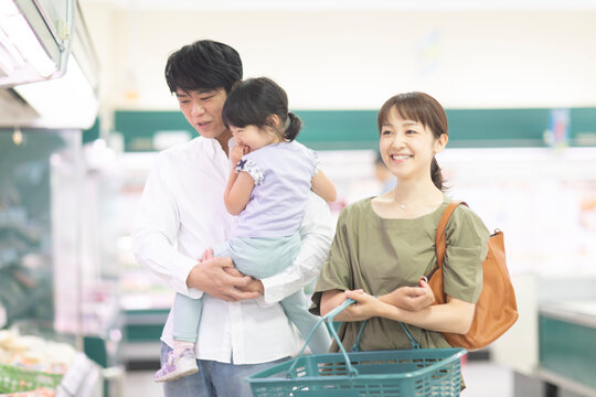 スーパーで買い物をするファミリー