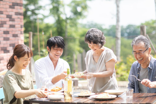 庭で食事をするファミリー