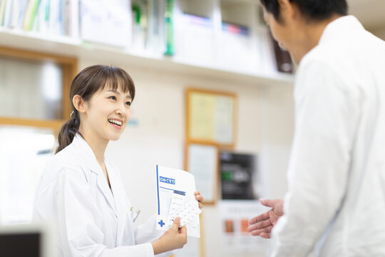 薬の説明をする薬剤師