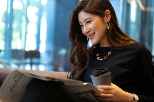 新聞を読む女性