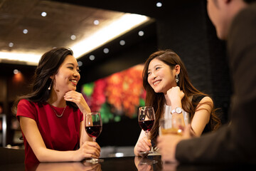 お酒を飲みながら会話する男女