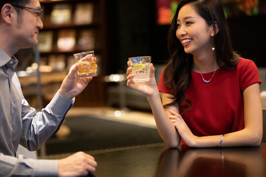 お酒を飲みながら会話する男女