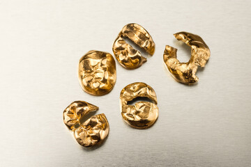 Altgold: Mehrere Goldzähne (Zahngold / Zahnersatz / Edelmetall)