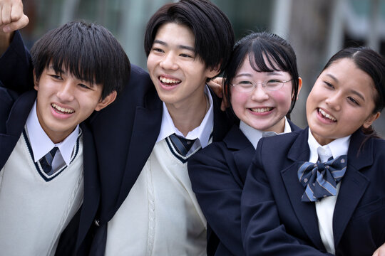 友達と笑顔の高校生