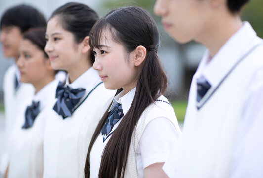 並んで前を向く高校生