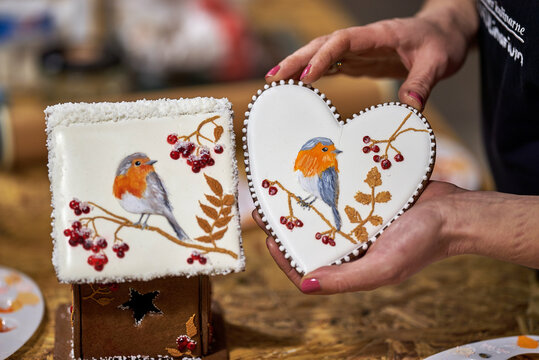 workshops on creating and decorating artistic gingerbread icing