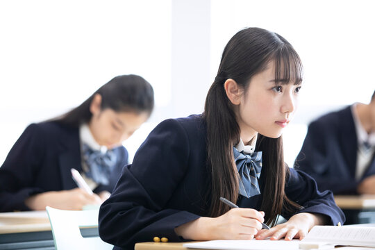 授業中の女子高校生
