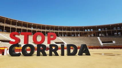 Fotobehang Mots STOP CORRIDA en 3D dans une véritable arène. © Fox_Dsign