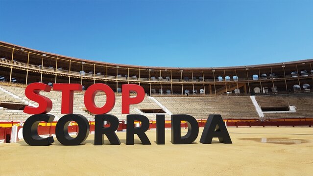 Mots STOP CORRIDA en 3D dans une v&eacute;ritable ar&egrave;ne.