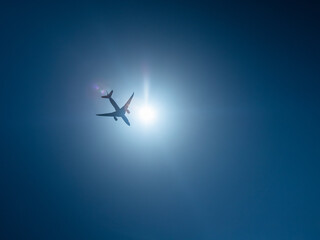 眩しい太陽と飛行機