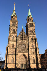 Fototapeta na wymiar St.-Lorenz-Kirche in Nürnberg; Blick von Westen auf Portal, Rosette und Turmpaar
