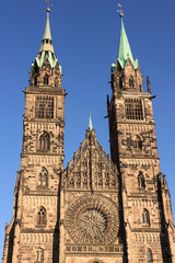 Fototapeta na wymiar Westfassade der Nürnberger Lorenzkirche; Turmpaar, Fensterrose und Maßwerkgiebel