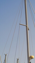Vue rapprochée de Mâts de bateaux, dans le port de Port-Leucate