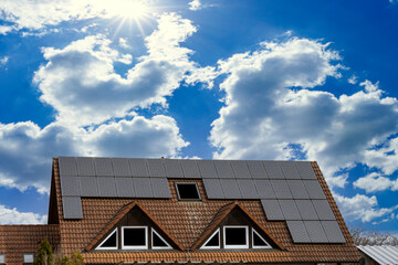 Altes Hausdach mit Solar Panel