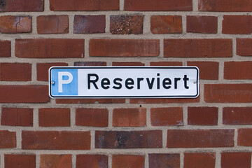 Fototapeta na wymiar Schild Reservierter Parkplatz