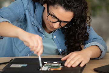 developer female repairing the pc