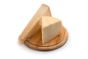 Formaggi italiani su tagliere isolato su fondo bianco